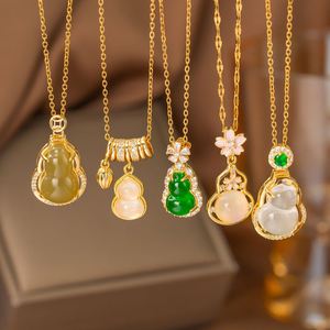 Collier en Acier Inoxydable Plaqué Or 18 carats Anti-ternissement avec Zircon, Calcédoine et Pendentif Gourde Entièrement Sertie de Diamants - Product Image 1