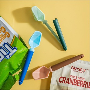 Magnetic Sealing Clip With <b>Measuring</b> <b>Spoon</b> Plastic Food Snack Refrigerator Magnet 2 In 1 - Product Image 1
