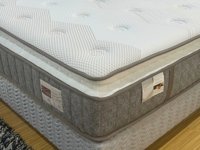 Enroulez dans une boîte matelas à ressorts ensachés lit king size avec taie d'oreiller matelas à ressorts intérieurs prix de gros bon marché