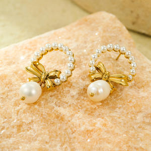 Boucles d'oreilles créoles en perles de style vintage avec nœud en or Boucles d'oreilles en perles baroques Bijoux rétro élégants pour femmes - Product Image 4