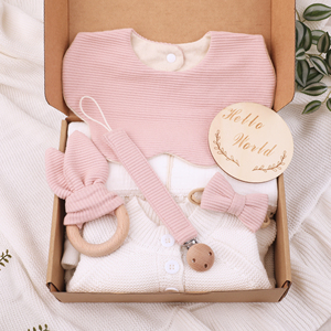 Ensemble cadeau personnalisé pour nouveau-né, 6 pièces, coton, bois, pliable, usage quotidien, comprenant une couverture, un tapis à épaulettes, un cadeau de naissance, une chaîne de sucette - Product Image 1