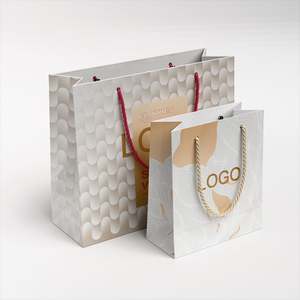 Sacs en carton kraft de luxe pour vêtements, personnalisables avec logo, entièrement imprimés, réutilisables, uniques, avec poignée pour cadeaux - Product Image 3