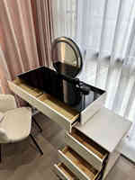 Coiffeuse moderne de petite taille au style crémeux avec plateau en pierre et verre trempé, luxe simple