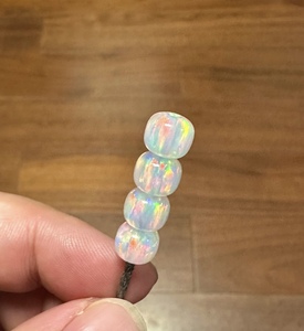 Cuentas de Ópalo Sintético Blancas de 1.5mm con Orificio para Hacer Pulseras - Product Image 4