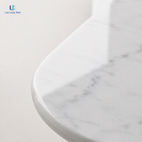 Table basse gigogne en marbre Luca Volakas |   Ensemble de tables d'appoint organiques, plateau blanc poli, base noire thermolaquée, fabrication sur mesure de luxe