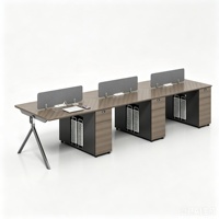 Bureau de travail moderne pour 2, 3 ou 4 personnes, table de travail cloisonnée pour personnel, bureau ouvert avec écran de séparation et armoire de rangement latérale