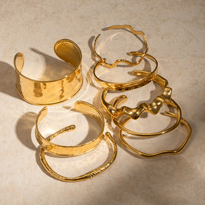 กำไลข้อมือทองคำ 18K รุ่น Irregular ลายคลื่นตอกแบบเปิดได้ แฟชั่นสำหรับทุกเพศ - Product Image 2