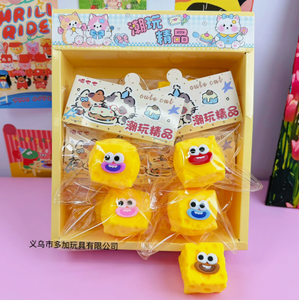 Juguetes blandos de esponja amarilla con caras de dibujos animados en empaque transparente para niños de 3 años en adelante, diversión unisex para el tiempo de juego. - Product Image 4