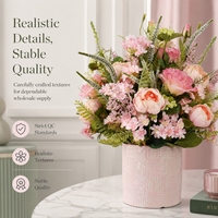 Arrangement de fleurs artificielles en soie de pivoine romantique dans un pot en céramique rose texturé pour la décoration de la maison, du bureau ou de la table.