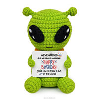 Écharpe en crochet faite main, motif dessin animé, poupée extraterrestre avec antennes, ornement de bureau assis.