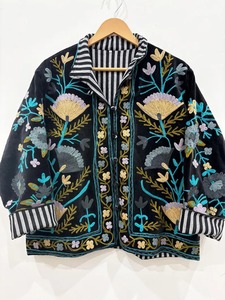 Chaqueta Corta Bordada Suzani de Terciopelo con Forro Floral y Botones Hechos a Mano para Mujer - Product Image 4