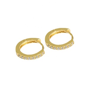 <span class=keywords><strong>Plata</strong></span> de Ley 925 chapada en oro de varios tamaños circón pequeño Micro pavé pequeño aro de oro Huggie pendientes de bebé <span class=keywords><strong>para</strong></span> mujer - Product Image 2