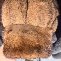 Manteau en fourrure de vison brun foncé haute couture avec col en fourrure de sable opulente, silhouette longue pour un luxe ultime