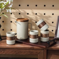 Ensemble de carafe à eau en céramique avec 4 tasses, carafe en grès, couvercle en bois, bande en noyer, gobelet, plateau de service en bois, vaisselle Japandi
