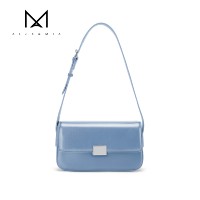 Petit sac à main rectangulaire exquis en similicuir verni avec rabat avant et boucle métallique