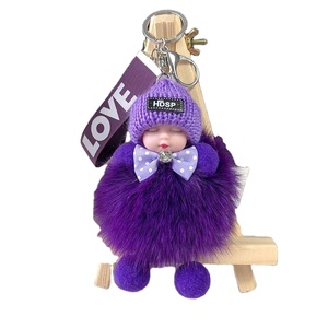 Porte-clés en peluche doux et mignon en forme de bébé endormi avec pompon en fourrure de lapin, design durable et écologique, idéal comme cadeau pour clés de voiture - Product Image 4