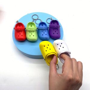 Nuevo Llavero Mini Zapatilla de Espuma con Agujeros - Product Image 1