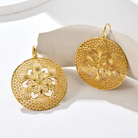 Vente en gros de boucles d'oreilles pendantes en forme de disque de fleurs creuses, accessoires pour femmes, bijoux en laiton, filigrane artificiel