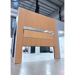 <span class=keywords><strong>Porte</strong></span> de <span class=keywords><strong>garage</strong></span> sectionnelle en aluminium intégrée au mur, moderne, à grain de bois clair, à rainures verticales, sans joint - Product Image 1