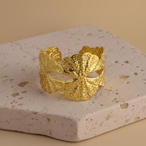 Bracelet manchette en laiton texturé artistique à motif feuille d'or poli, jonc ouvert - Product Image 4