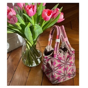 Sac à main élégant fait main perlé et brodé, très demandé, pour femme, disponible à la vente - Product Image 1