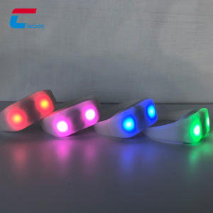 Bracelet LED personnalisé en silicone, long, lumineux, télécommandé, pour concerts, événements, fêtes, 15 couleurs disponibles - Product Image 4