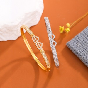 Bracelet tendance en or et argent, micro-serti de zircons, design double cœur, bijoux de fête pour femmes - Product Image 2