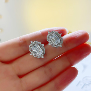 Orecchini a Perno Quadrati con Motivi Floreali per Donne, Accessorio Semplice per Uso Quotidiano, Gioiello di Moda - Product Image 2