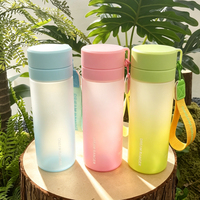 Bouteille d'eau sport en Tritan givré sans BPA avec sangle 600ml/760ml, portable et anti-fuite pour le camping en plein air et la salle de sport