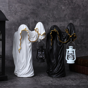 Adorno de Resina de Monje Cobarde con Linterna de Mystic Arts, Decoración Negra de Halloween, Luz Decorativa de Escritorio - Product Image 1