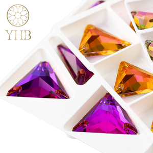 พลอยเทียมทรงสามเหลี่ยมเย็บบนหินสำหรับงานประดิษฐ์ทำด้วยตัวเองแก้วสำหรับงานเย็บด้วยมือสองรูแผ่นเรียบคุณภาพสูงเครื่องตัดรองเท้าสต็อก1กล่อง - Product Image 1