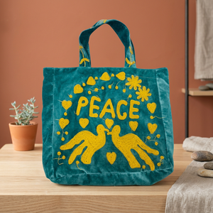 กระเป๋าโท้ทกำมะหยี่สีเขียวสั่งทำขายส่ง พร้อมลายปักตัวอักษร PEACE สีเหลือง รูปนกพิราบ หัวใจ และลายดอกไม้ - Product Image 6