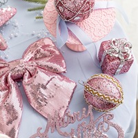 Ensemble d'ornements de Noël roses, boules scintillantes, étoiles, nœuds pour arbre de Noël, mariage, maison, vitrine, fête, cadeau, vente au détail
