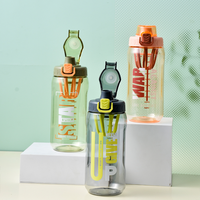 Bouteille d'eau sport en plastique de 950 ml grande capacité, personnalisable, avec mélangeur intégré, échelle graduée et couvercle à clapet à ouverture rapide, idéale pour le camping et la vente en gros.
