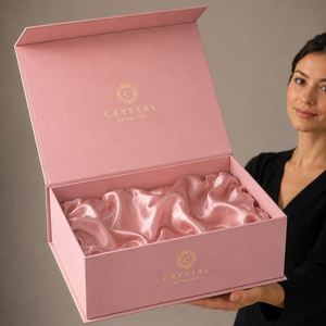 Boîte cadeau rigide de luxe avec fermeture magnétique, laminage mat, doublure en éponge - Emballage en carton personnalisable pour t-shirts - Product Image 2