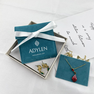 Pochette de présentation de bijoux en velours luxueux avec rabat, pochette cadeau en faux daim avec logo personnalisé pour bijoux - Product Image 2