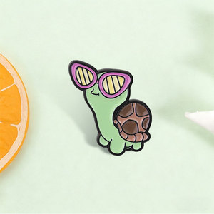 Broche en émail tortue de dessin animé stylée, avec lunettes de soleil roses surdimensionnées et coquille brillante, motif reptile mignon, pour la décoration de sac à dos - Product Image 1