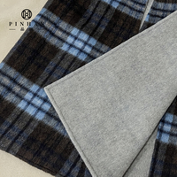Manteau en laine tweed double face pour femme, motif écossais, avec broche métallique et décoration écharpe en soie bleue