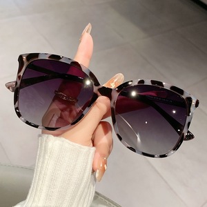 Lunettes de soleil polarisées personnalisées TR pour femmes, protection UV, grande marque, populaire auprès des influenceurs, monture large - Product Image 4
