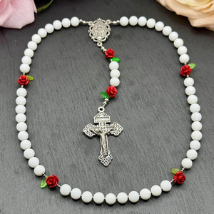 Medalha Religiosa da Virgem Maria e Crucifixo Ornamentado com Acento de Flor Rosa Vermelha e Colar de Rosário com Pérolas Brancas - Product Image 5