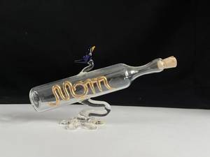 Bouteille en verre soufflé à la main avec support en forme de colibri, inscription dorée « MOM », décoration pour la fête des mères - Product Image 3
