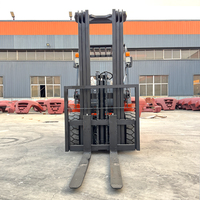 Chariot élévateur GPL de 3 tonnes TORTAI avec mât à trois étages et transmission automatique pour les applications de chargement de conteneurs portuaires