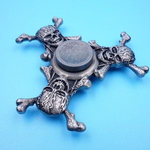 Toupie Fidget Spinner en alliage de zinc, motif crâne à trois feuilles, finition argent antique, cadeau unisexe pour les 8 à 13 ans - Product Image 1