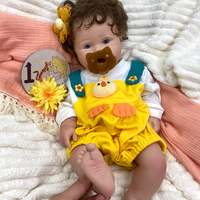 Poupée Reborn Fille en Silicone de 18 Pouces, Texture de Peau Réaliste, Cheveux Bruns Bouclés, Idéale pour les Collectionneurs de Poupées et les Cadeaux