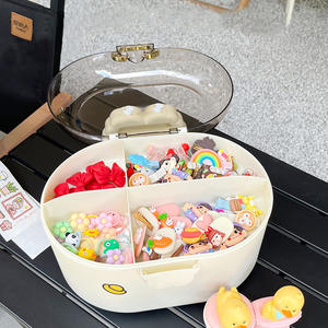 Caja de almacenamiento redonda para accesorios de cabello, color rosa princesa y blanco crema, con tapa y compartimentos, organizador de joyas para tocador. - Product Image 3