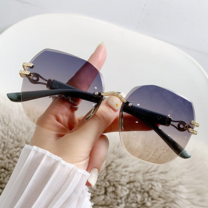 Gafas de sol con gradiente sin montura para mujer, UV400, rectangulares, para conducir al aire libre - Product Image 1