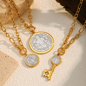 Collana YF6528 alla Moda in Acciaio Inossidabile Placcato Oro 18k con Ciondolo a Forma di Chiave e Moneta d'Angelo, Impermeabile e Ipoallergenica - Product Image 2