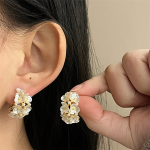 Boucles d'oreilles créoles en forme de fleur avec perles blanches exquises pour femmes, design moderne en forme de C, accessoires de bijoux pour l'oreille - Product Image 4