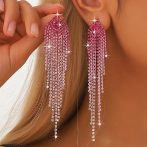 Pendientes Largos de Aleación de Zinc con Baño de Plata, Estilo Europeo Americano, con Borla y Forma de Bola, Color Degradado de Alta Gama para Mujer - Product Image 3