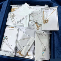 Colliers pendentifs en cristaux mélangés vendus au kilo (80-120 pièces par kg), styles variés, emballés sur carte, bijoux fantaisie, envoi aléatoire